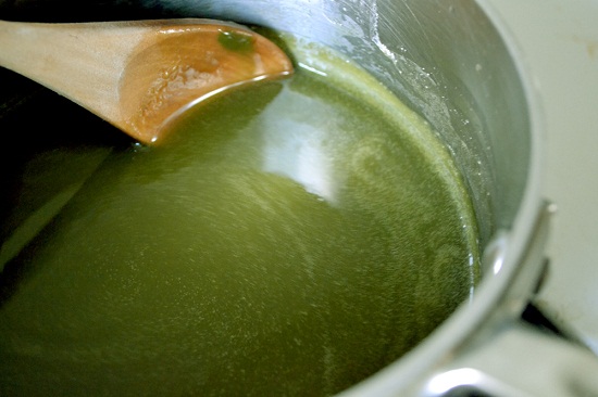Cho bột trà xanh và bột rau câu vào nấu chò chín đổ ra khuôn